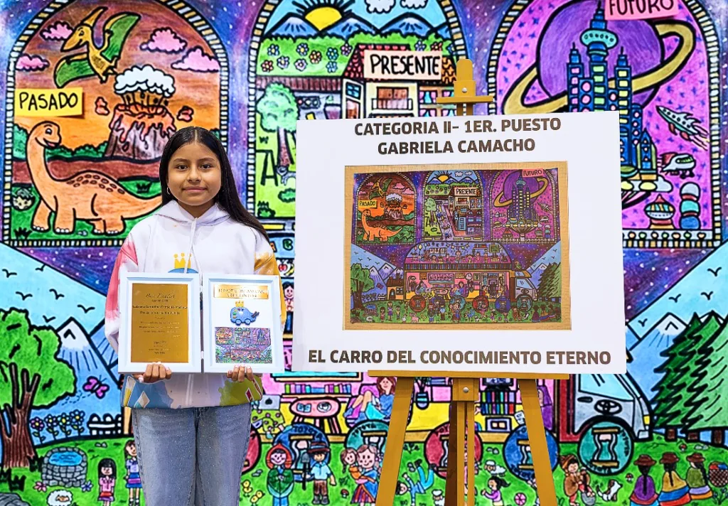 Gabriela Camacho con su dibujo premiado
