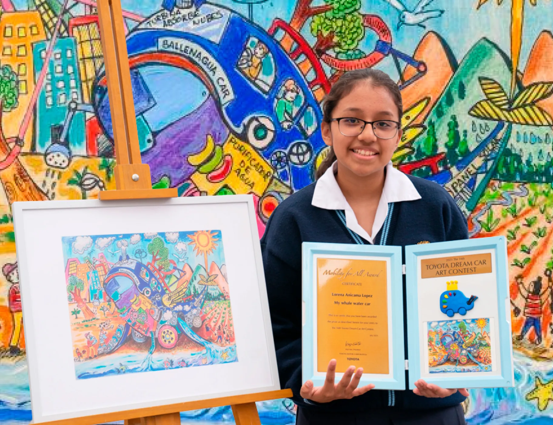 Lorena Anicama con su dibujo «Mi ballenagua car»
