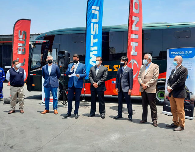 Ejecutivos de Cruz del Sur, Toyota del Perú, Hino y de Mitsui Automotriz durante la ceremonia de entrega de 8 minibuses 