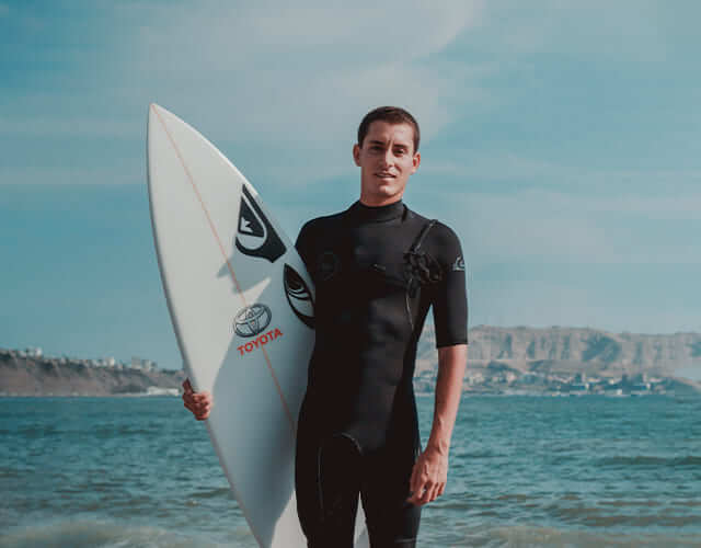 Embajador Toyota y surfista Lucca Mesinas